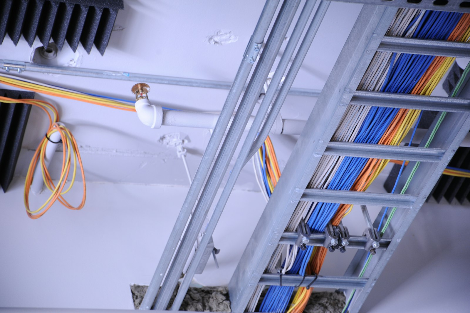 Kabelové trasy elektroinstalace vedené pod stropem